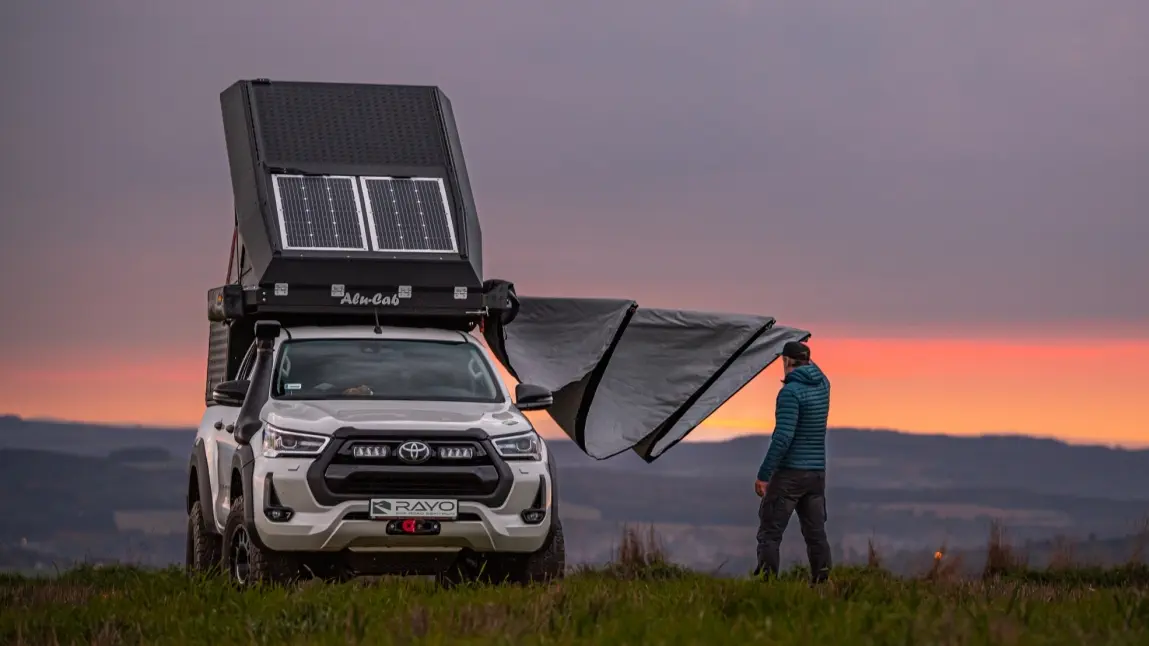 Markiza samochodowa – absolutny must-have na wakacyjnym biwaku i campingu